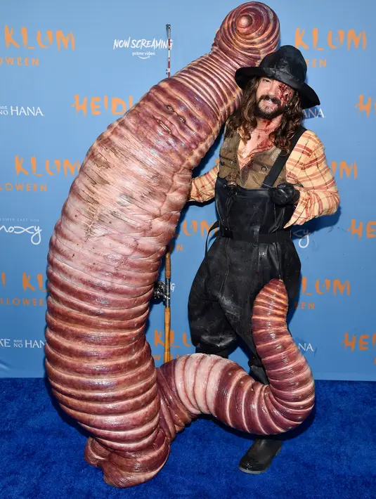 <p>Heidi Klum (kiri) dan suaminya Tom Kaulitz menghadiri pesta Halloween tahunan di Sake No Hana, Moxy Lower East Side, New York, Amerika Serikat, 31 Oktober 2022. Wajah Heidi bahkan terkamuflase dengan lekukan-lekukan. (Photo by Evan Agostini/Invision/AP)</p>