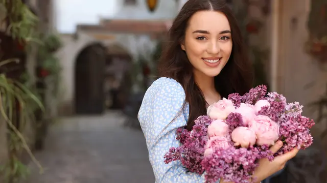 wanita november senyum lagi