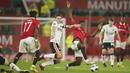 Pemain Manchester United, Kobbie Mainoo, saat melawan Charlton Athletic pada laga Carabao Cup di Stadion Old Trafford (10/01/2023). Absenya Casemiro di laga melawan Arsenal nanti bisa menjadi berkah bagi pemain berusia 17 tahun itu. Kobbie Mainoo bisa menjadi pilihan Erik ten Hag untuk mengganti peran Casemiro di lini tengah. (AP Photo/Dave Thompson)