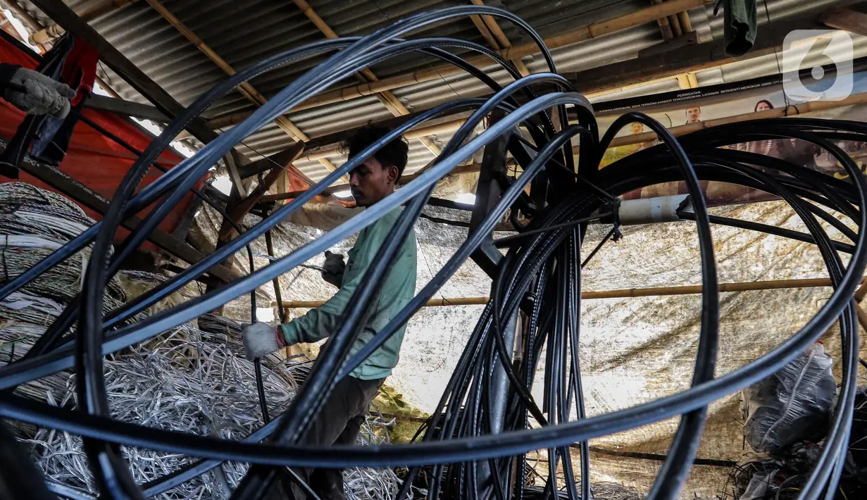 Aktivitas pekerja pengelupasan limbah kabel serat optik di Pondok Bahar, Kota Tangerang, Banten, Jumat (10/11/2023). (Liputan6.com/Angga Yuniar)