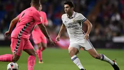 Pemain Real Madrid, Enzo Fernandez Zidane (kanan)  saat melewati adangan pemain Cultural Leonesa, Angel Bastos pada laga Copa del Rey di Santiago Bernabeu stadium, Madrid, (30/11/2016). (AFP/Javier Soriano)