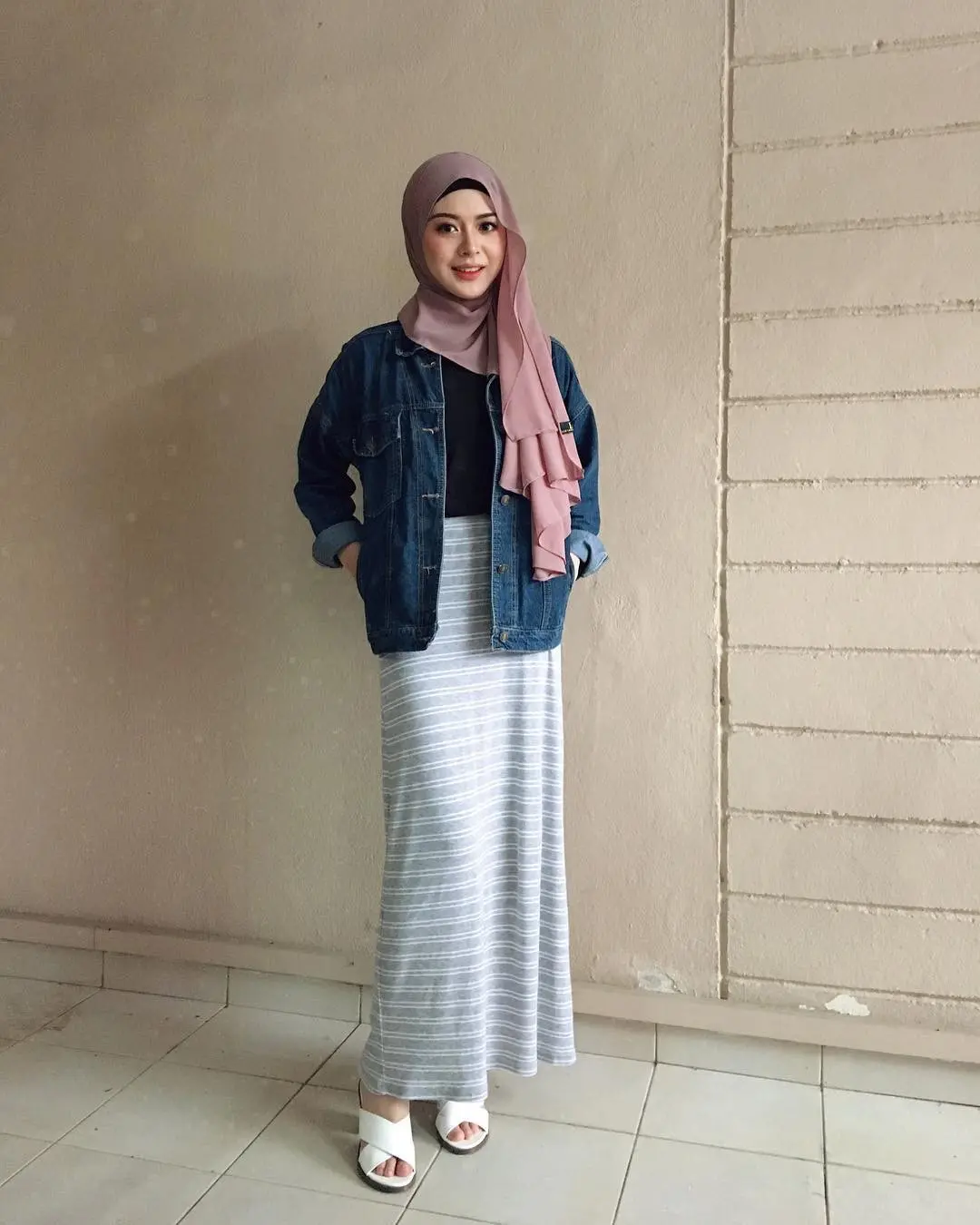 Gaya hijab yang casual ala Ayana Jihye. (sumber foto: @xolovelyayana/instagram)