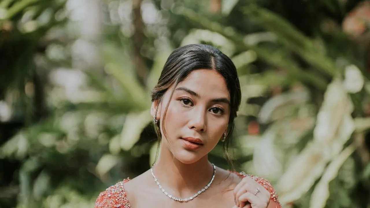 8 Pesona Adinda Thomas Pemeran KKN di Desa Penari Berkebaya Peach di Momen Lamaran