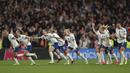 Pemain Timnas Inggris merayakan kemenangan pada laga Finalisima Putri 2023 setelah mengalahkan Brasil di Stadion Wembley, London, Jumat (07/04/2023) WIB. The Three Lions secara dramatis mengalahkan Brasil dengan skor 4-2 dalam babak adu penalti setelah bermain imbang 1-1 di waktu normal. (AP Photo/Ian Walton)