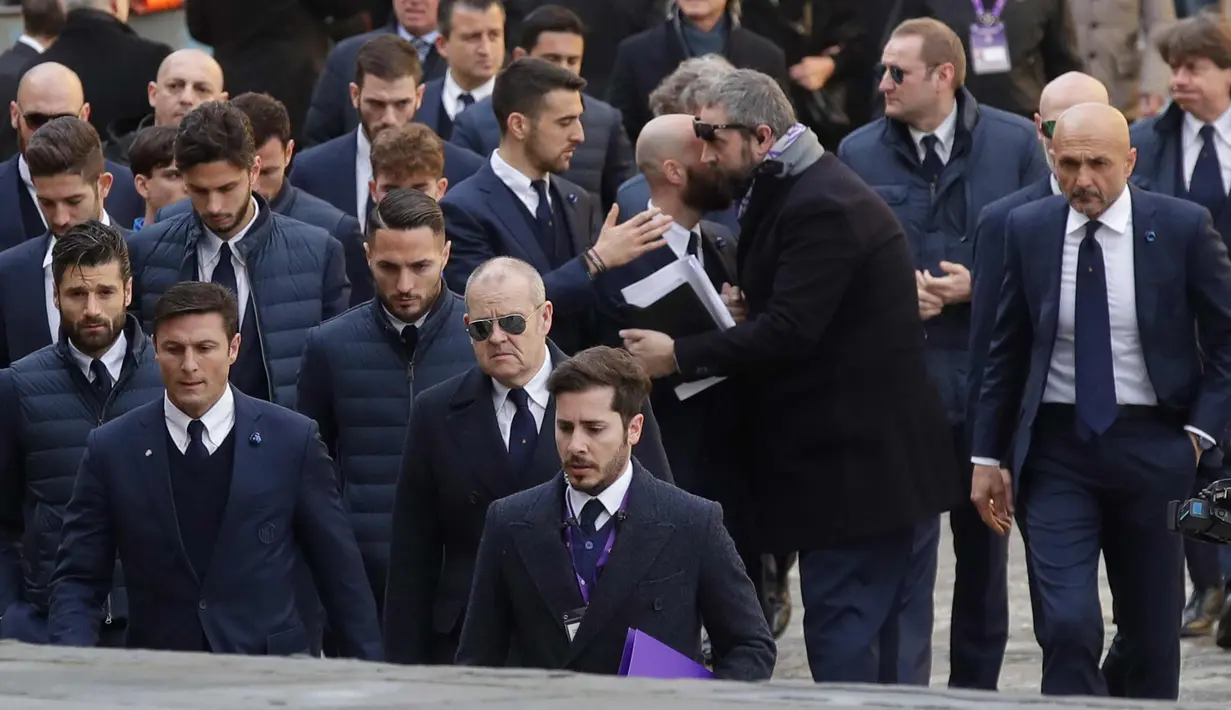 Para pemain Inter Milan tiba menghadiri upacara pemakaman Davide Astori di Florence, Italia, Kamis (8/3). Davide Astori meninggal pada usia 31 tahun di kamar hotel setelah terkena serangan jantung. (AP Photo/Alessandra Tarantino)