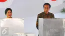 Presiden Joko Widodo bersama Ibu negara Iriana saat mencoblos surat suara pada Pilkada DKI 2017 di TPS IV, Jakarta, Rabu (15/2). Jokowi menggunakan hak suara untuk pemilihan Gubernur DKI Jakarta. (Liputan6.com/Angga Yuniar)