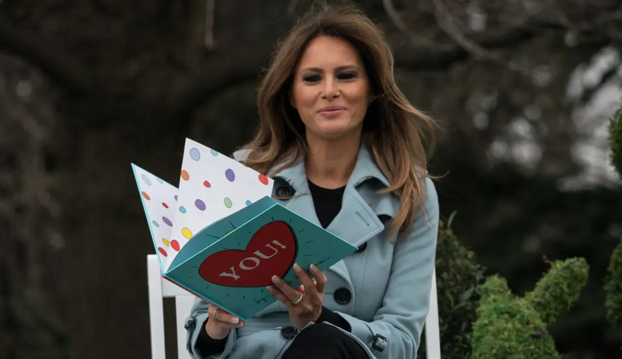 Ekspsresi istri Presiden AS Melania Trump saat membacakan buku untuk anak-anak saat perayaan Easter Egg Roll di Gedung Putih, Washington (4/2). Perayaan Easter Egg Roll di Gedung Putih ini digelar setiap tahunnya. (AFP Photo/Nicholas Kamm)