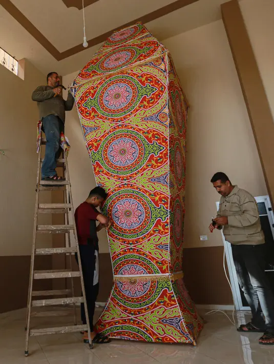 Sejumlah pria embuat lentera Ramadan tradisional di Kota Khan Younis, Jalur Gaza selatan (19/4/2020). Jelang Ramadan, warga Palestina membeli lentera beraneka warna, yang dikenal sebagai fanoos dalam bahasa Arab, untuk anak-anak mereka atau sebagai hiasan di rumah. (Xinhua/Rizek Abdeljawad)