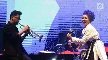 Yura Yunita (kanan) saat tampil dalam acara Balkonjazz Festival 2019 di Balkondes Tuksono, Borobudur, Magelang, Jawa Tengah, Sabtu (14/9/2019).  Yura menutup gelaran Balkonjazz Festival 2019 dengan manis lewat penampilannya yang energik. (Fimela.com/Bambang Ekaros Purnama)