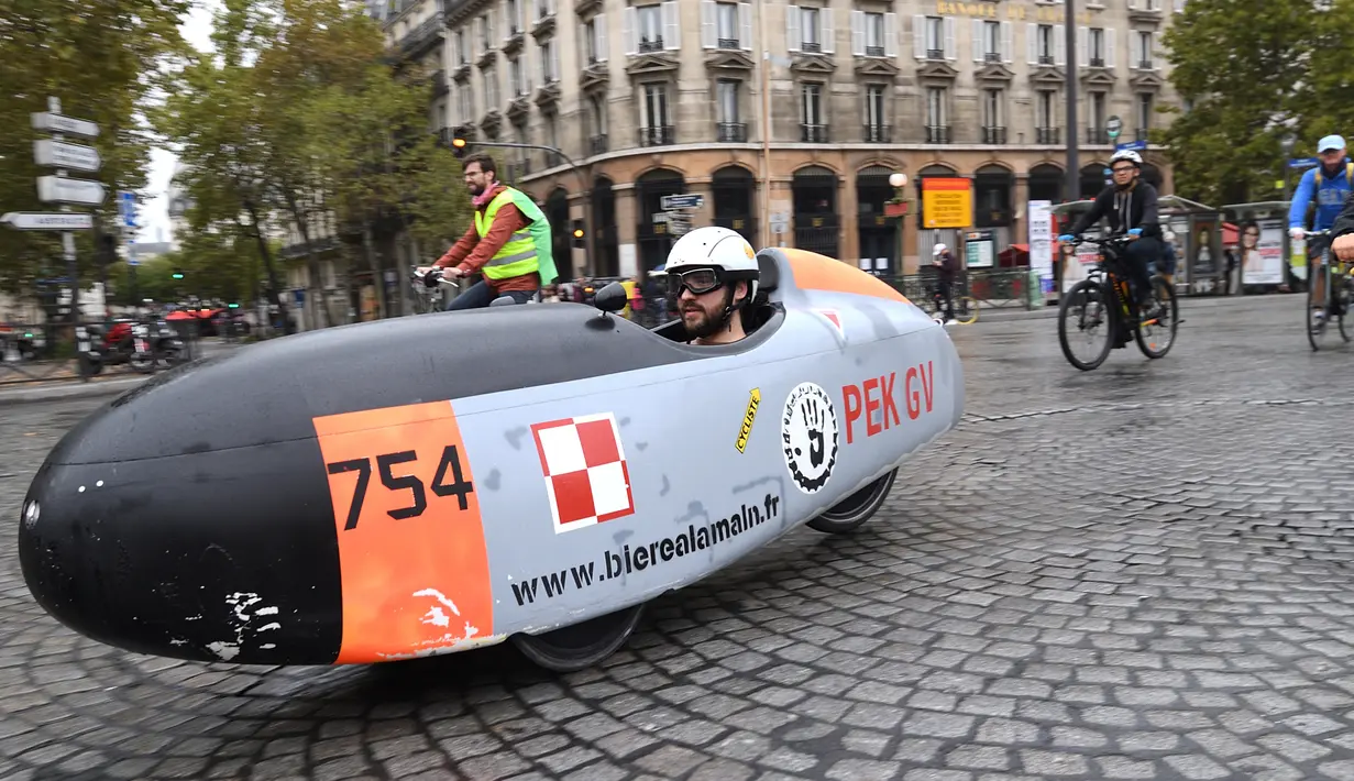 Seorang pria mengendarai sepeda yang dihias saat menikmati car free day atau hari bebas mobil di Place de la Bastille, Paris, Prancis (1/10). (AFP Photo/Eric Feferberg)