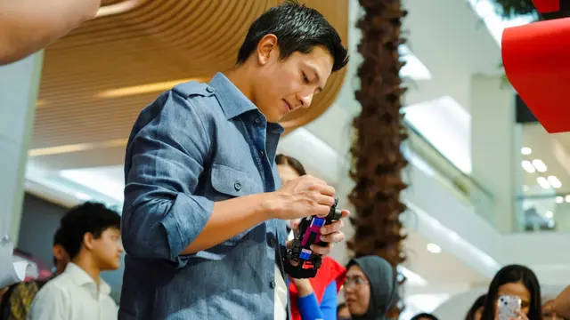 Ilustrasi Rio Haryanto bermain LEGO/The LEGO Group