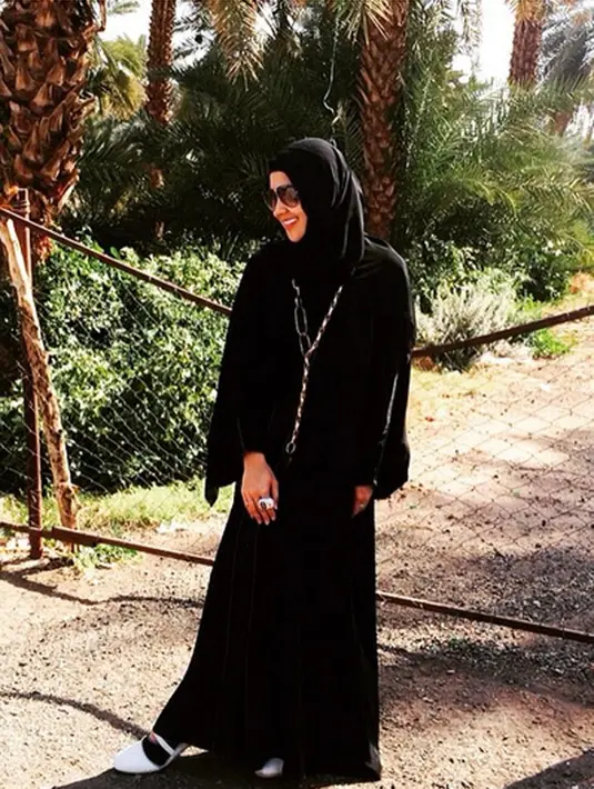 Bukan hal mudah bagi IDP akhirnya memutuskan untuk menutup aurat. Apalagi, selama ini ia mendapatkan penghasilan dari dunia hiburan. Keraguan sempat dirasakan. (Instagram/idp91)