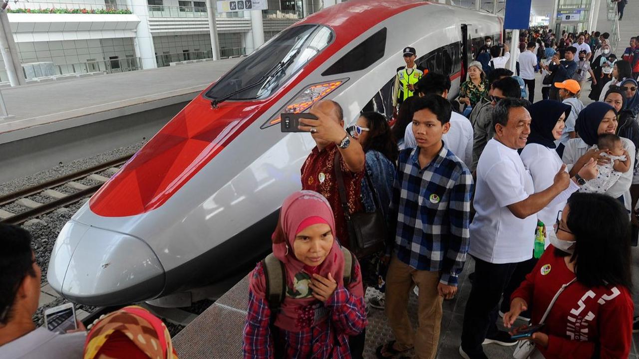 Kereta Cepat Jakarta-Bandung Resmi Beroperasi