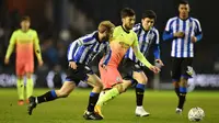 Gelandang Manchester City, David Silva, berusaha melewati pemain Sheffield Wednesday pada laga babak kelima Piala FA di Hillsborough Stadium, Rabu (4/3) malam waktu setempat. Manchester City menang 1-0 atas Sheffield. (AFP/Paul Ellis)