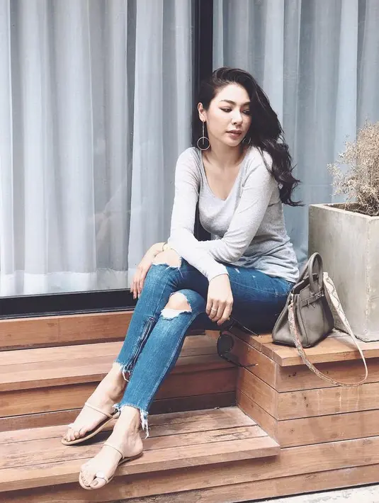 Bicara soal penampilan, terlihat dari foto-fotonya di akun Instagram, Faye memang cantik dan memiliki tubuh yang seksi. Gaya berbusananya juga modis banget mengikuti perkembangan zaman yang ada. (Instagram/faye_malisorn)