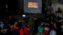 Anak-anak Palestina menonton sebuah film kartun yang ditayangkan pada layar putih berukuran besar yang dipasang di salah satu gang sempit di Kamp Pengungsi Nuseirat di Jalur Gaza tengah pada 26 Januari 2020. (Xinhua/Rizek Abdeljawad)