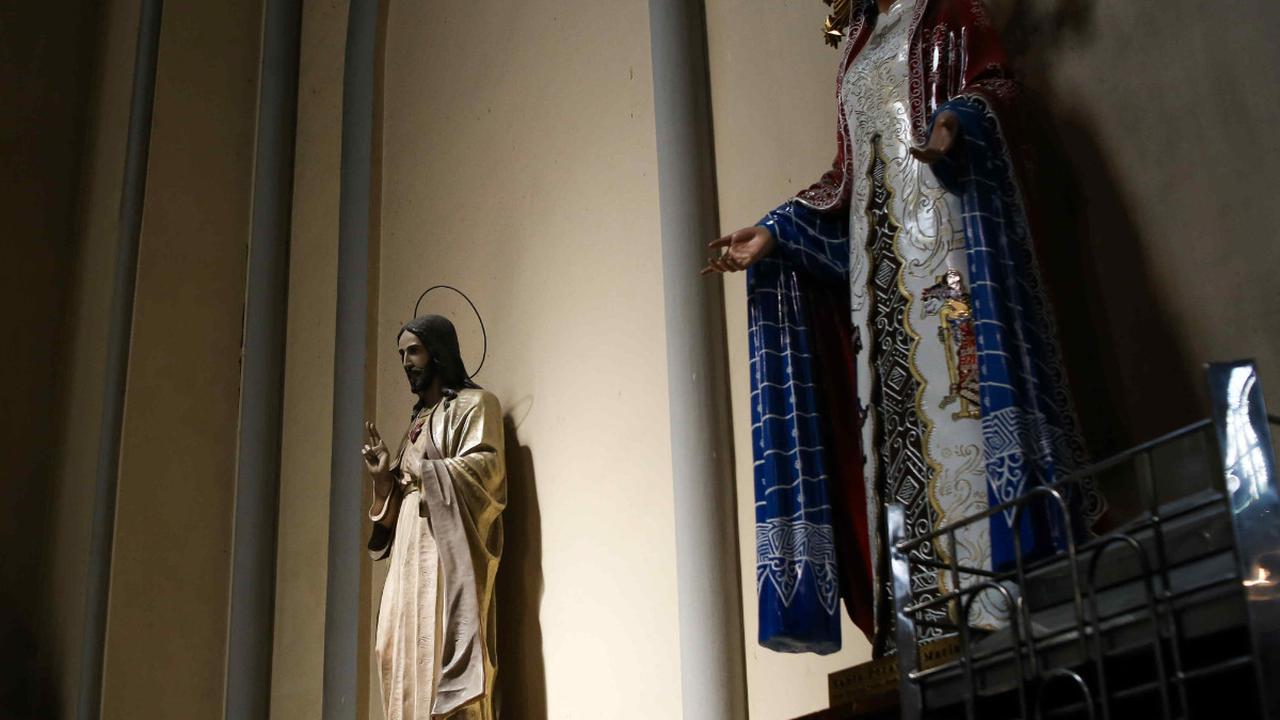 Kegiatan bersih-bersih gereja mulai dilakukan untuk persiapan Perayaan Natal.<br><br>Seperti di Gereja Katedral, Jakarta ini para pekerja tampak sibuk membersihkan patung pada Kamis (21/12/2023).<br>