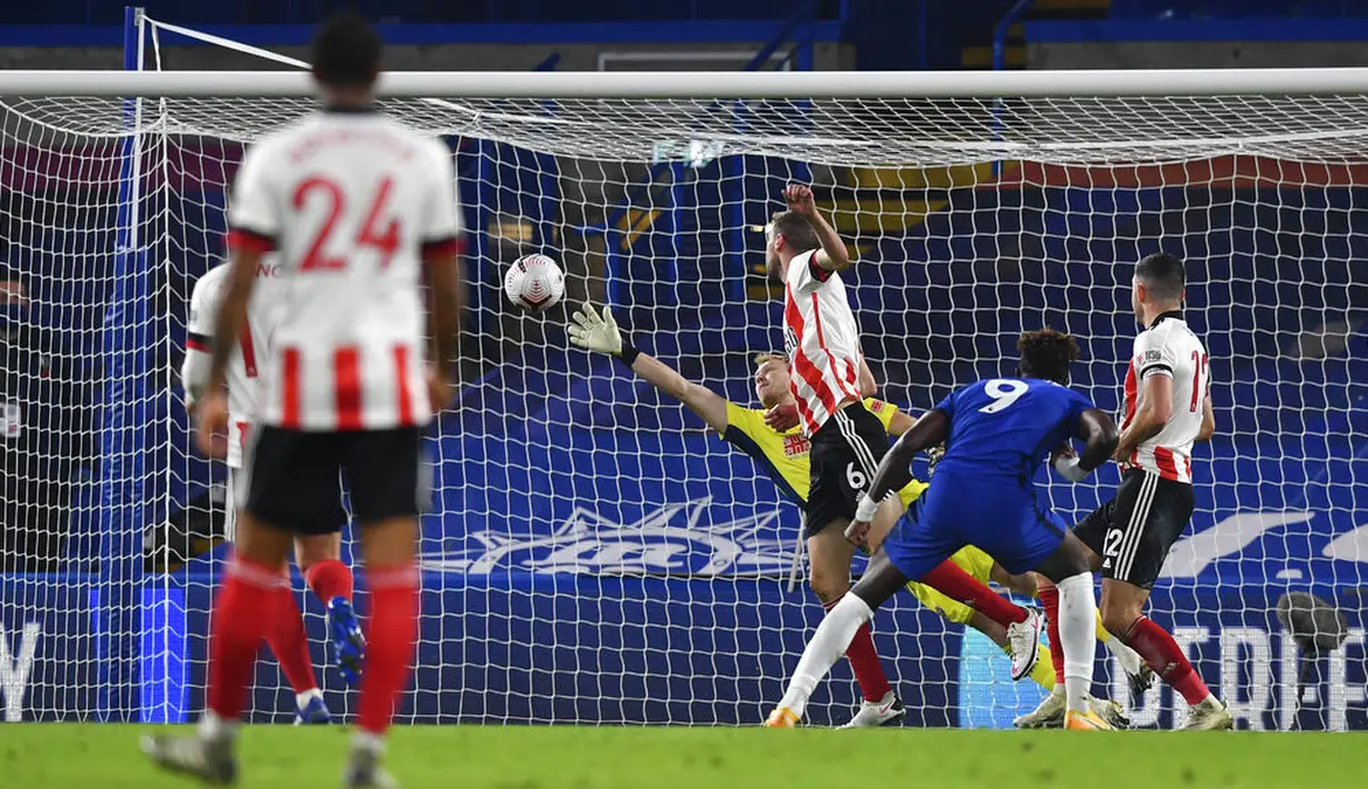 Pemain Chelsea Tammy Abraham (kanan depan) mencetak gol ke gawang Sheffield United pada pertandingan Liga Premier Inggris di Stadion Stamford Bridge, London, Sabtu (7/11/2020). Chelsea menang 4-1. (Ben Stansall / Pool via AP)