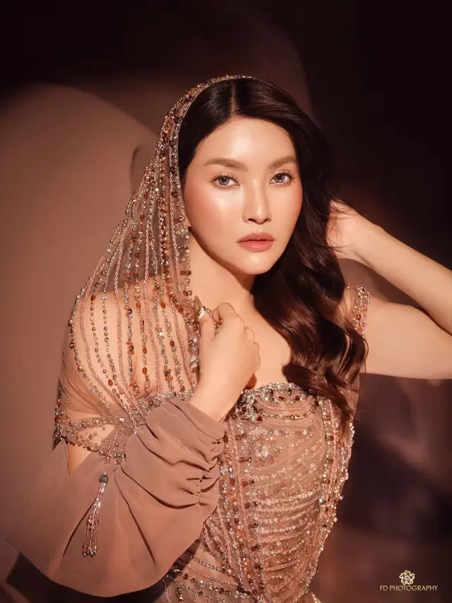 Glowing Maksimal, Sarwendah Tampil Bak Dewi yang Bersinar dengan Gaun Full Payet