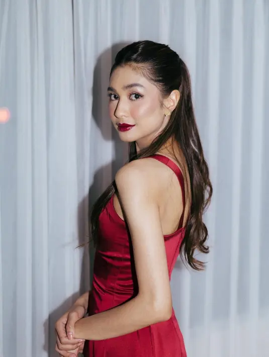 Ada dua busana yang dikenakan Mikha Tambayong saat jadi bridesmaid. Keduanya sama-sama berwarna merah [Instagram/miktambayong]