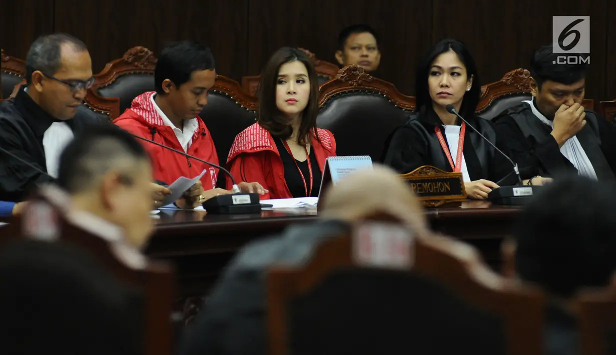 Ketum DPP PSI, Grace Natalie (tengah) saat mengikuti sidang perdana permohonan uji materi UU Nomor 7 Tahun 2017 tentang Penyelenggaraan Pemilu di Gedung MK, Jakarta, Selasa (5/9). Sidang membacakan nota pendahuluan. (Liputan6.com/Helmi Fithriansyah)