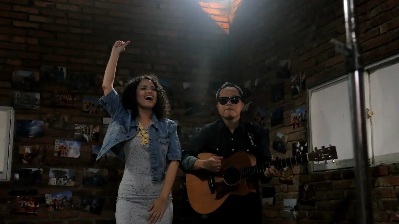 Sandhy Sondoro Satukan Video Klip dengan Film Negeri Van Oranje
