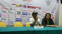 Pelatih Timnas Kamboja Putri U-16, Meas Sam. (Bola.com/Muhammad Ivan Rida)