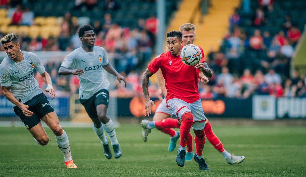 Nottingham Forest juga mendatangkan pemain MU lainnya yang juga salah satu gelandang top Inggris, Jesse Lingard (kanan). Lingard diboyong dengan status bebas transfer setelah resmi meninggalkan Manchester United. (nottinghamforest.co.uk)