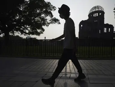 Kubah Bom Atom terlihat saat senja di Hiroshima, Jepang, Selasa (4/8/2020). Kota Hiroshima akan memperingati 75 tahun pemboman atom oleh Amerika Serikat pada 6 Agustus 2020. (AP Photo/Eugene Hoshiko)