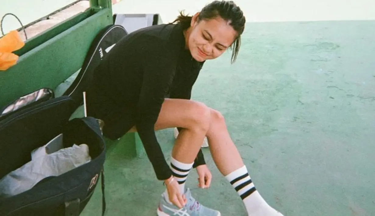 Lewat Instagram, Gege Elisa sering berbagi momen seru saat sedang beraksi di tengah lapangan. Meski sedang olahraga, penampilannya tampak stylish. Pesona cantiknya pun makin terpancar tanpa makeup. (Liputan6.com/IG/@gegeelisa94)