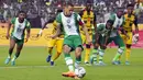 Pemain Nigeria William Troost-Ekong mencetak gol penalti ke gawang Ghana pada pertandingan sepak bola leg kedua kualifikasi Piala Dunia 2022 di Abuja, Nigeria, 29 Maret 2022. Pertandingan berakhir imbang 1-1. (AP Photo/Sunday Alamba)