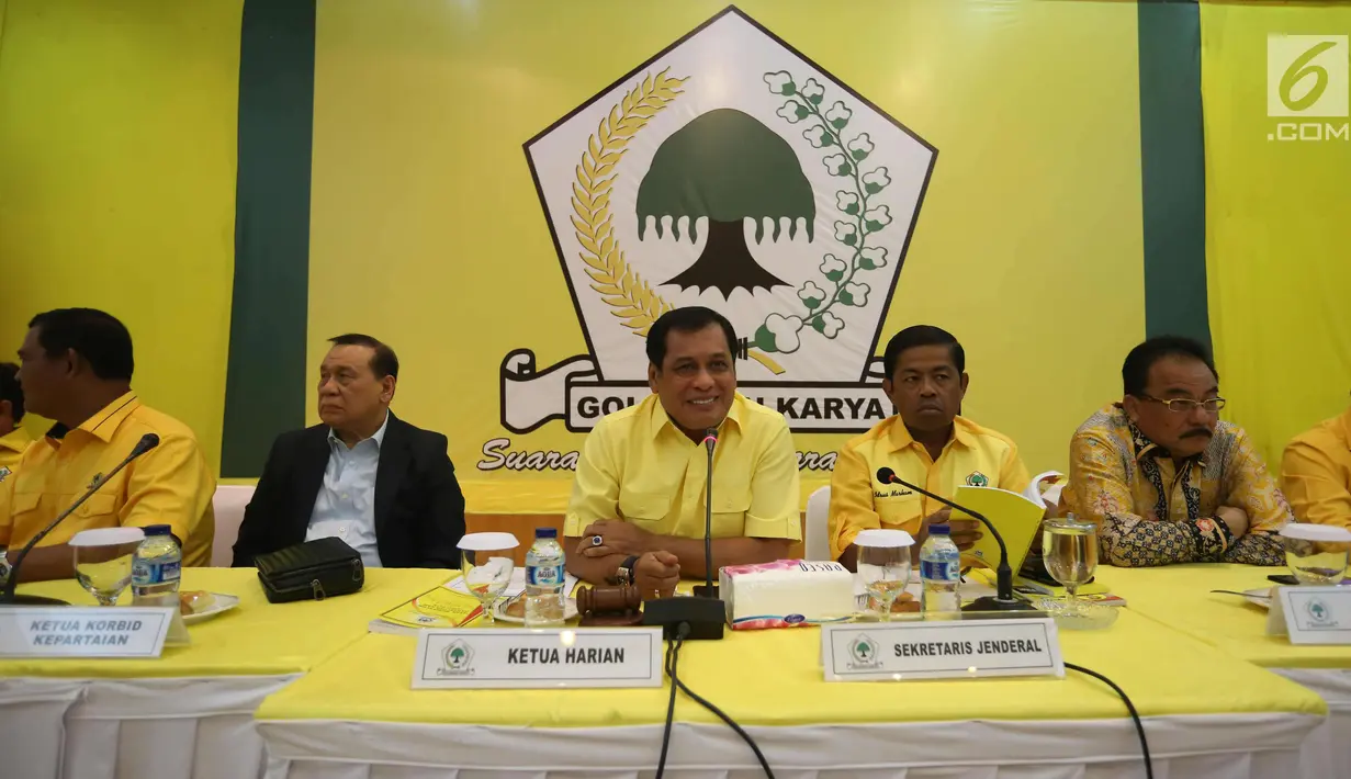 Ketua Harian Golkar, Nurdin Halid dan jajaran petinggi partai menggelar rapat pleno di kantor DPP Golkar, Jakarta, Selasa (21/11). Rapat digelar sebagai sikap atas penahanan Setya Novanto, yang menjadi tersangka kasus e-KTP. (Liputan6.com/Angga Yuniar)