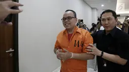 Tersangka Mustofa Nahrawardaya dengan pengawalan petugas keluar tahanan untuk pemeriksaan kesehatan di Bareskrim Polri, Jakarta, Rabu (29/5/2019). Mustofa ditangkap pada Minggu (26/5) dini hari atas dugaan menyebarkan berita bohong alias hoaks melalui media sosial. (merdeka.com/Iqbal S. Nugroho)