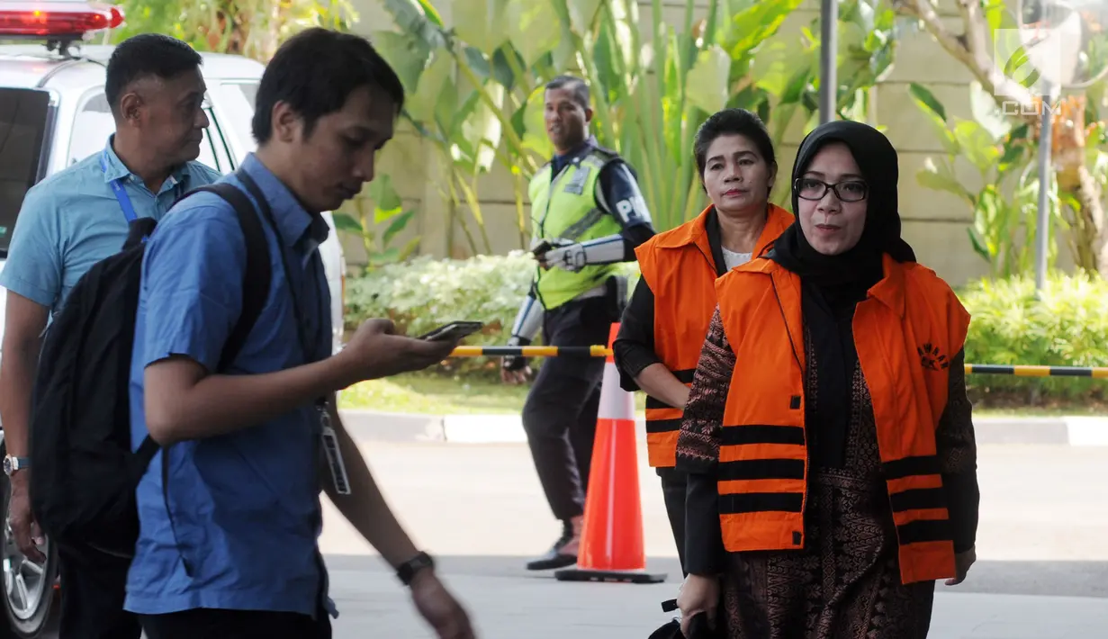 Tersangka anggota DPR Eni Saragih (depan) dan Hakim Adhoc Tipokor PN Medan Merry Purba (belakang) akan menjalani pemeriksaan di Gedung KPK, Jakarta, Rabu (5/9). Merry diduga korupsi penanganan perkara di Pengadilan Tipikor Medan. (Merdeka.com/Dwi Narwoko)