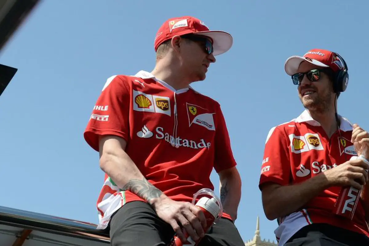 Kimi Raikkonen (kiri) dan Sebastian Vettel.