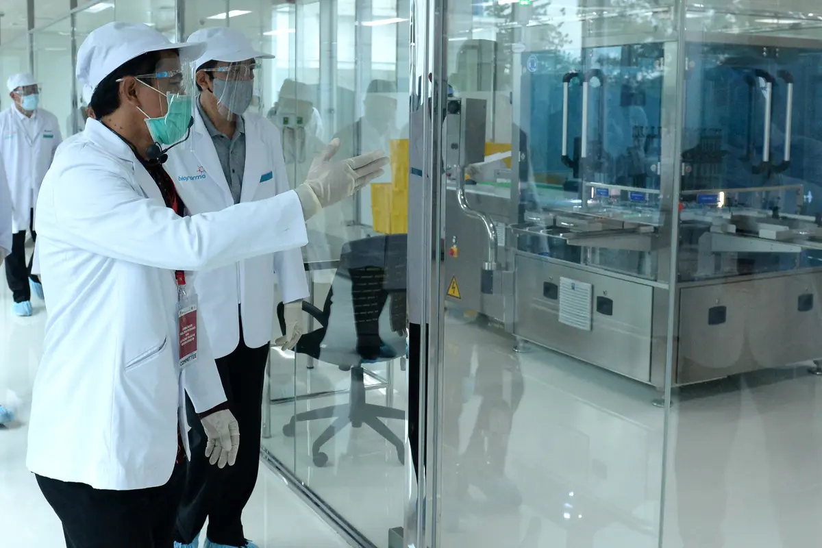 Jokowi Tinjau Fasilitas Produksi Vaksin Covid-19 di Bio Farma