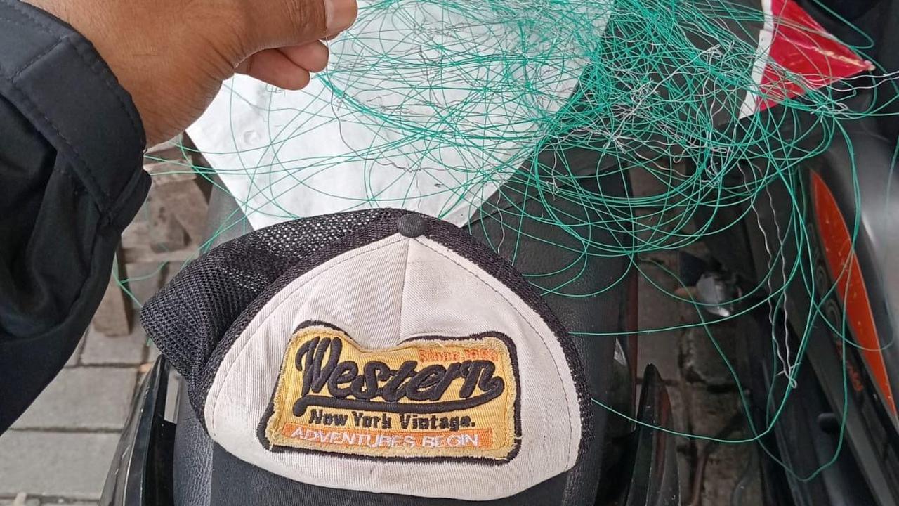 EG (35) petugas parkir, di jalan Otista, Kelurahan Sukagalih, Kecamatan Tarogong Kidul, Kabupaten Garut, Jawa Barat, tewas tersengat alias listrik tegangan tinggi, Jumat siang. (Liputan6.com/Jayadi Supriadin)