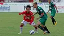 Duel Loudry dengan Mahardiga M Lasut di laga Bali United vs PSS Sleman pada turnamen sepak bola Bali Island 2016 di Stadion Gelora Samudra, Kuta Bali, Selasa (23/2/2016).  (Bola.com/Peksi Cahyo)