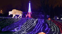 Seni instalasi cahaya lampu menghiasi sebuah taman di Minsk, Belarus (5/2). Setelah matahari terbenam empat puluh pameran seni instalasi lampu menghiasi seluruh taman di Belarus. (AP Photo/Sergei Grits)