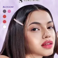 Multitask Water Gloss dari Somethinc yang dapat digunakan sebagai lip produk sehari-hari. credit: instagram.com/somethincmakeup.