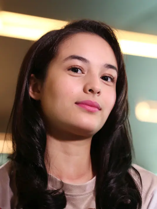 Berperan sebagai atlet panah, ia tidak hanya piawai dalam memanah. Pemeran kelahiran Washington, D.C., Amerika, 21 tahun silam itu berbicara dengan logat Jawa Timur. (Galih W. Satria/Bintang.com)