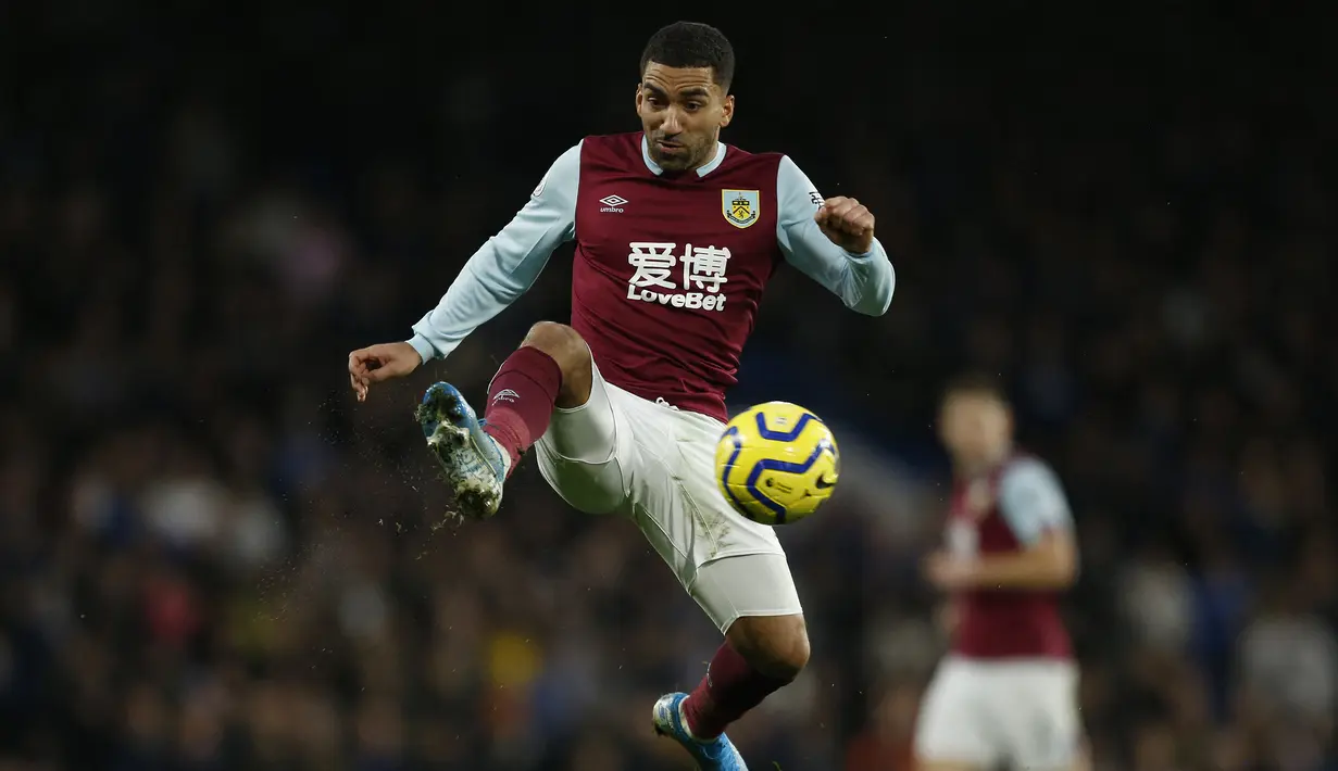Aaron Lennon. Gelandang berusia 34 tahun yang musim ini kembali memperkuat Burnley, total telah tampil dalam 392 laga di Premier League dengan mencetak 34 gol dan 62 assist bersama 4 klub. Debutnya terjadi saat timnya, Leeds United kalah 1-2 dari Tottenham Hotspur, 23 Agustus 2003. (AFP/Ian Kington)