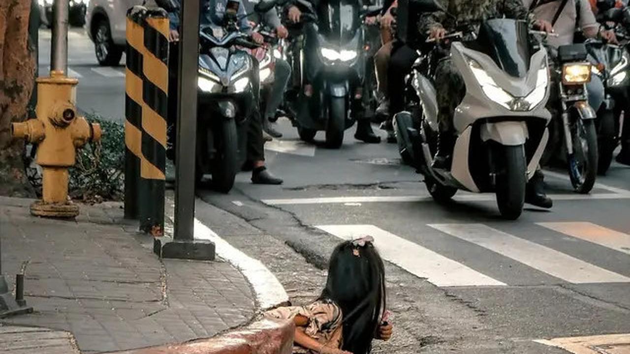 Foto Viral Wanita Misterius di Filipina Keluar dari Got, Seperti Adegan Film Horor