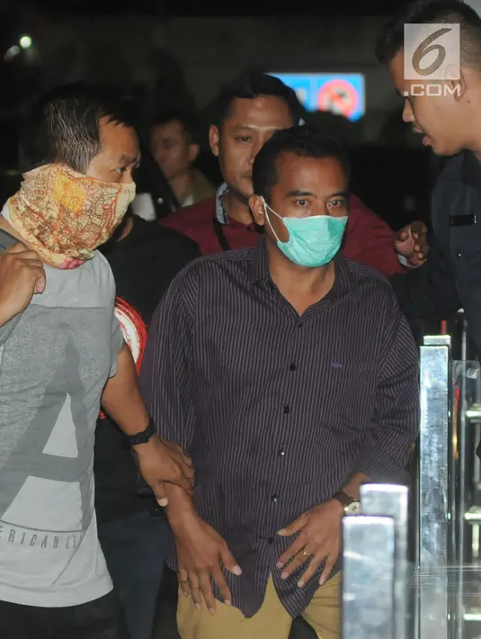 Bupati Purbalingga Tasdi mengenakan masker saat tiba di Gedung KPK, Jakarta, Selasa (5/6). Tasdi terjaring Operasi Tangkap Tangan KPK terkait kasus dugaan suap proyek infrastruktur di Kabupaten Purbalingga, Jawa Tengah. (Merdeka.com/Dwi Narwoko)