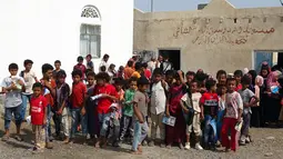 Anak-anak Yaman berkumpul di halaman gedung sekolah yang rusak sebelum menghadiri kelas, di provinsi barat Hodeidah yang dilanda perang (5/9/2021).  Konflik antara pemerintah dan pemberontak Houthi menjadi penyebabnya. (AFP/Khaled Ziad)