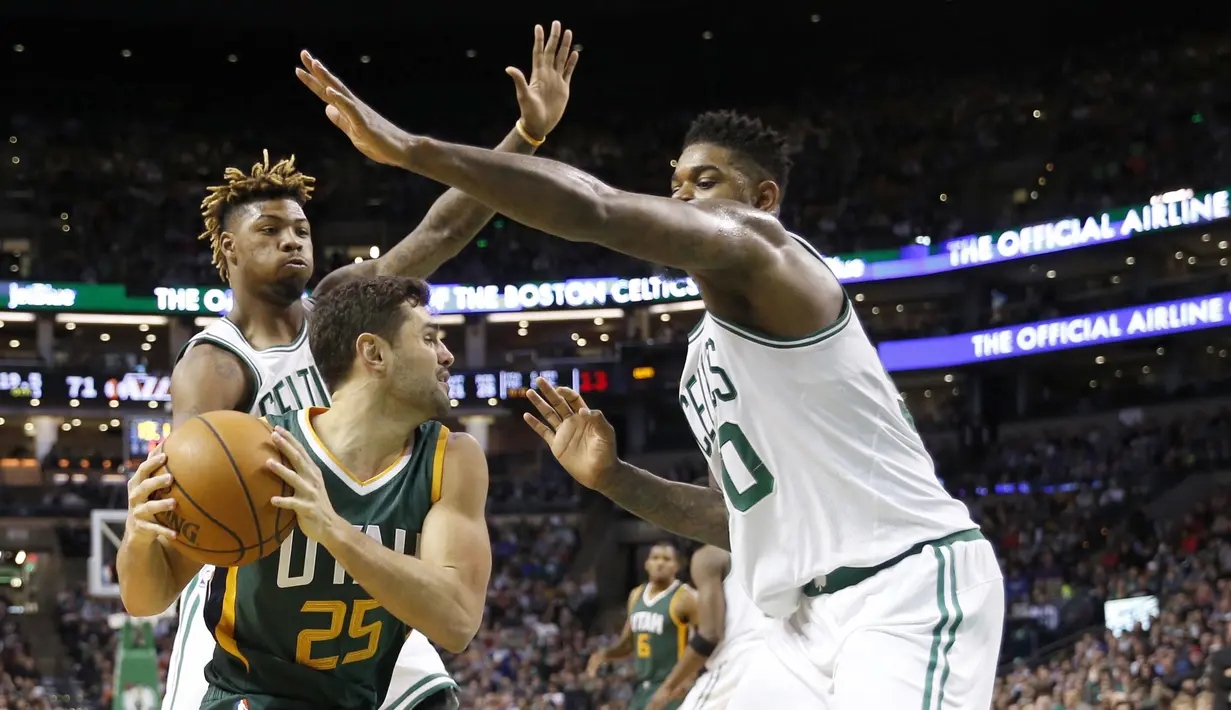 Pemain Utah Jazz, Raul Neto (25)  dihadang para pemain Boston Celtics pada lanjutan NBA di TD Garden. Boston Celtics menang 115-104.  (Reuters/Greg M. Cooper-USA TODAY Sports)