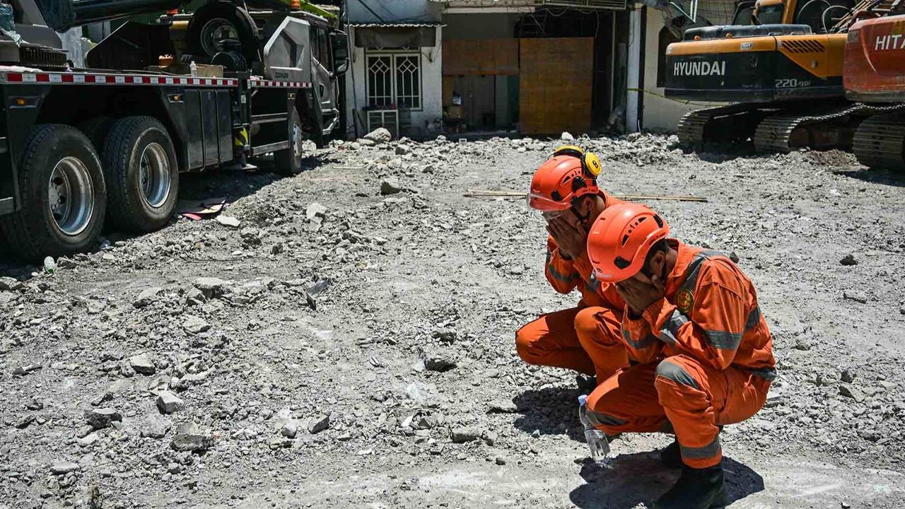 Heroik! Tiga Petugas Damkar Surabaya Evakuasi Dua Santri dari Bawah Puing