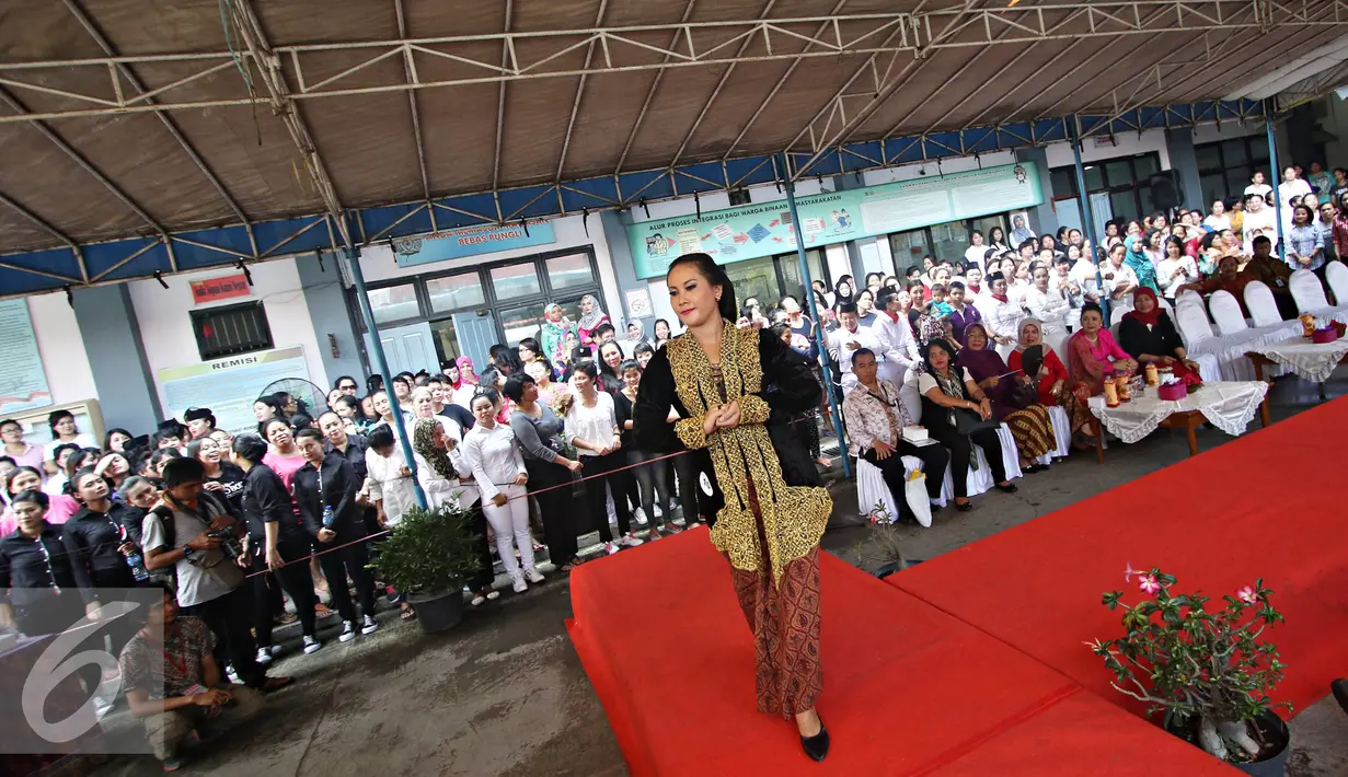 Narapidana wanita tampil anggun saat mengikuti lomba kebaya fashion show di Rutan Pondok Bambu, Jakarta Timur, Kamis (21/4). Lomba diadakan dalam rangka memperingati Hari Kartini. (Liputan6.com/Immanuel Antonius)