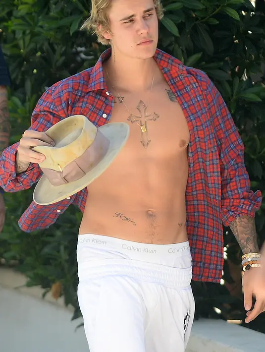 Kalau ini saat dia mulau gondrong nih. Meski nggak bisa dibilang shirtless, tapi kamu tetap bisa melihat perutnya yang mulai berotot. (HollywoodLife/InfPhoto)