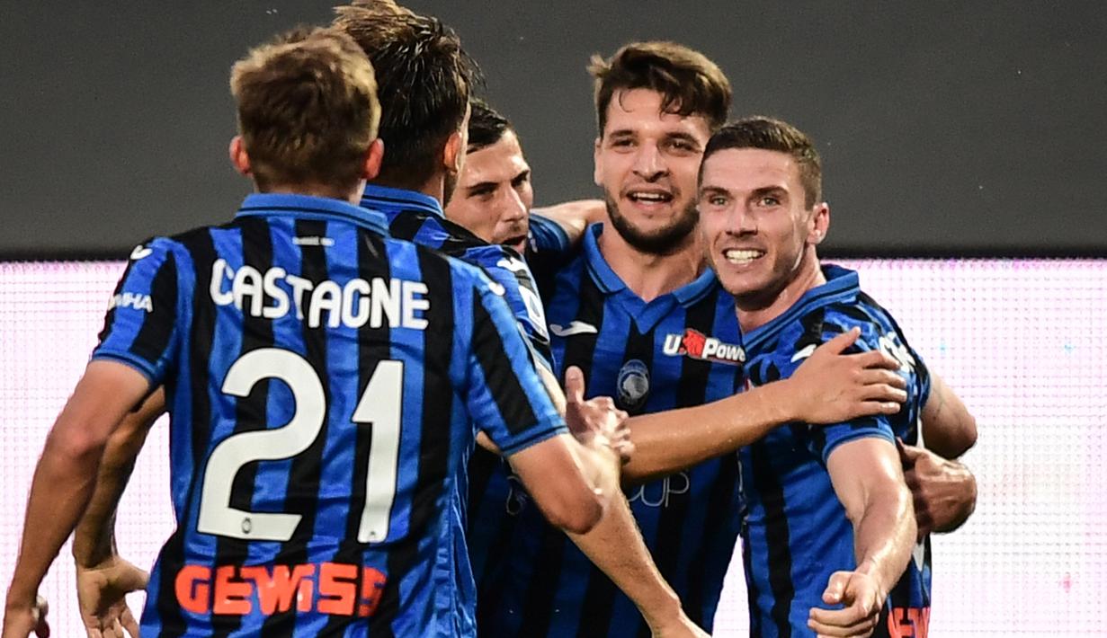 Pemain Atalanta merayakan gol yang dicetak Robin Gosens ke gawang Napoli laga lanjutan Serie A pekan ke-29 di Gewiss Stadium, Jumat (3/7/2020) dini hari WIB. Atalanta menang 2-0 atas Napoli. (AFP/Miguel Medina)